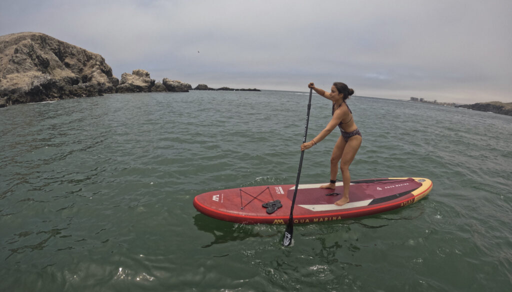 Chica haciendo Stand Up Paddle con PaddleLima